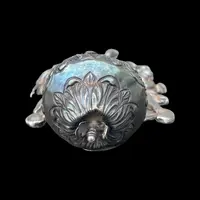 Bénitier en argent repoussé représentant sainte Véronique
