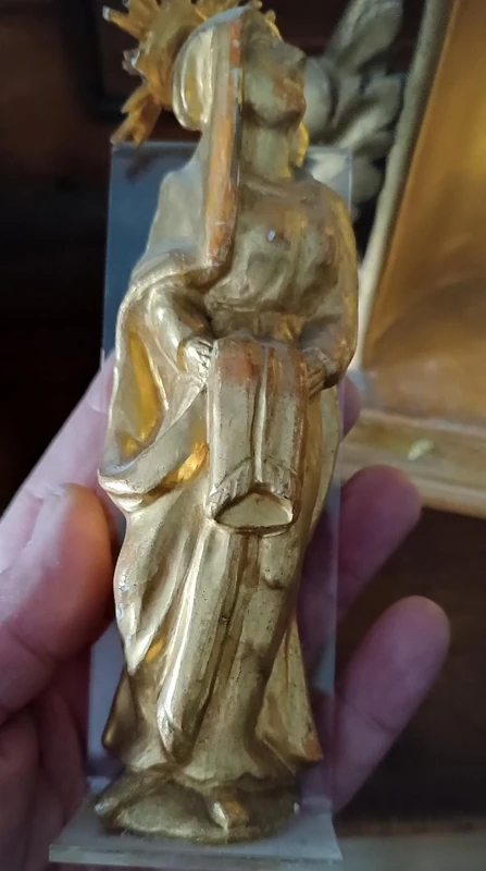 Petit autel ancien avec une sculpture de la Vierge en bois doré – Époque baroque