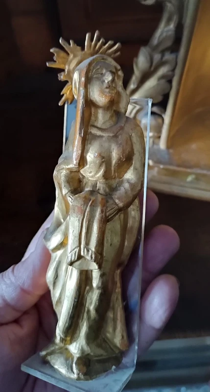 Petit autel ancien avec une sculpture de la Vierge en bois doré – Époque baroque