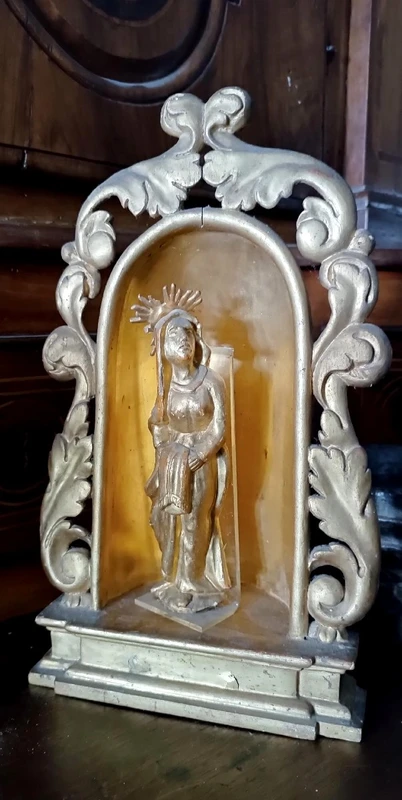 Petit autel ancien avec une sculpture de la Vierge en bois doré – Époque baroque