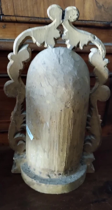 Petit autel ancien avec une sculpture de la Vierge en bois doré – Époque baroque