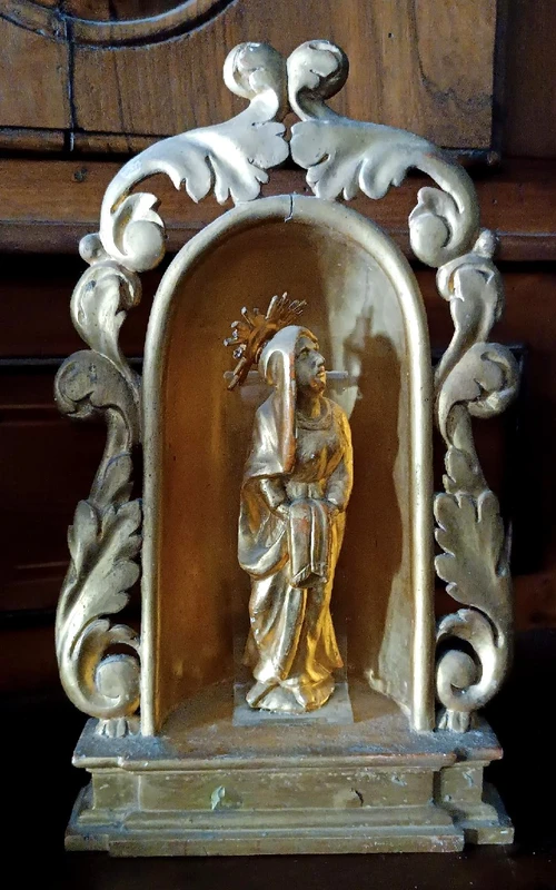 Petit autel ancien avec une sculpture de la Vierge en bois doré – Époque baroque