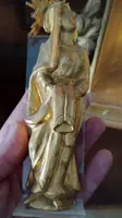 Petit autel ancien avec une sculpture de la Vierge en bois doré – Époque baroque