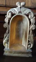 Petit autel ancien avec une sculpture de la Vierge en bois doré – Époque baroque