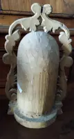 Petit autel ancien avec une sculpture de la Vierge en bois doré – Époque baroque