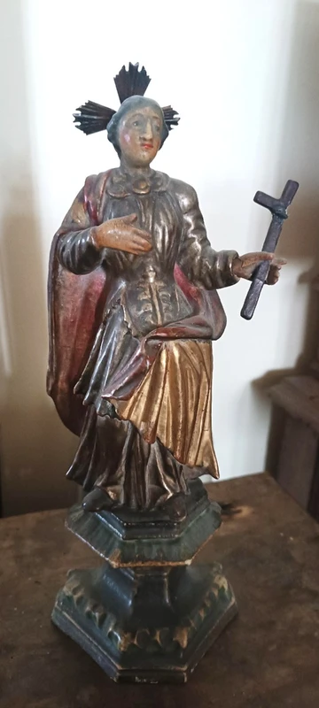 Ancienne sculpture représentant une sainte, en bois polychrome et doré – période baroque