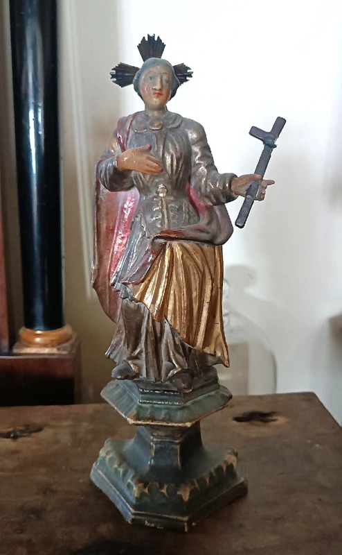 Ancienne sculpture représentant une sainte, en bois polychrome et doré – période baroque