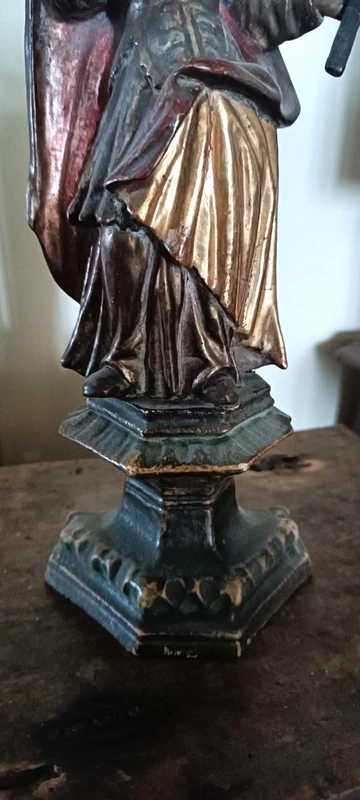 Ancienne sculpture représentant une sainte, en bois polychrome et doré – période baroque