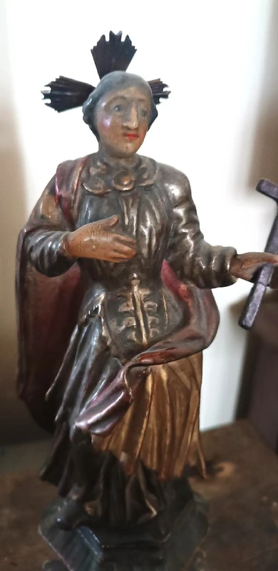 Ancienne sculpture représentant une sainte, en bois polychrome et doré – période baroque