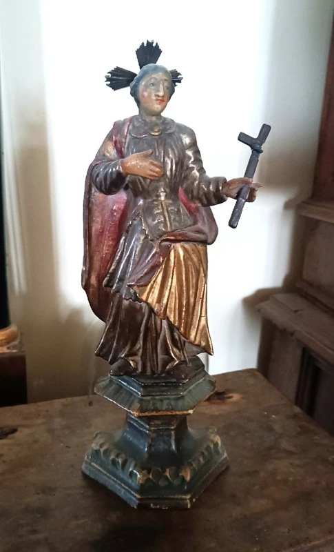 Ancienne sculpture représentant une sainte, en bois polychrome et doré – période baroque