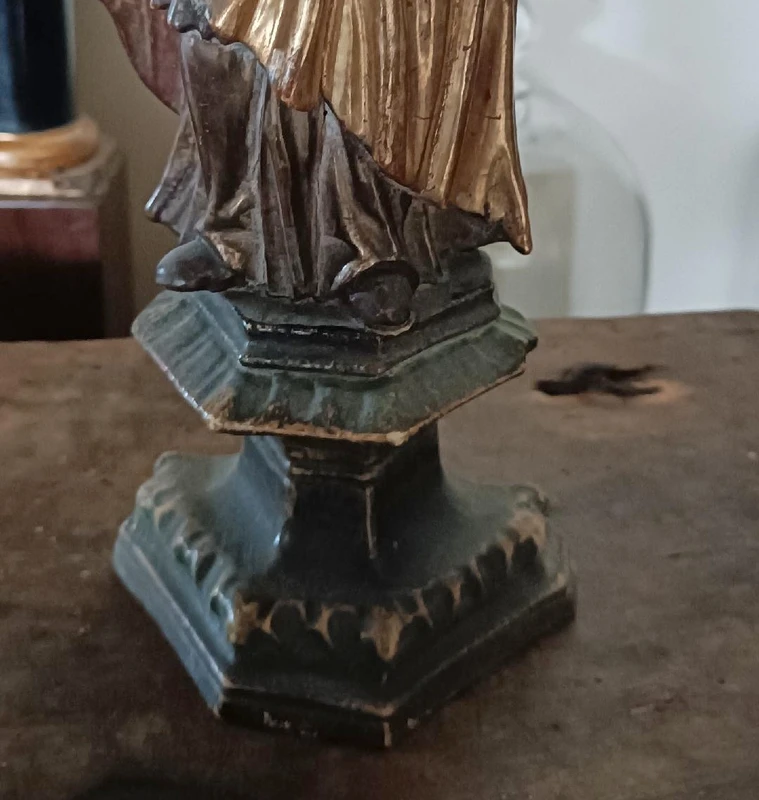 Ancienne sculpture représentant une sainte, en bois polychrome et doré – période baroque