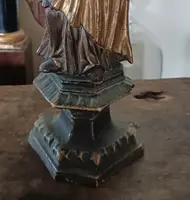 Ancienne sculpture représentant une sainte, en bois polychrome et doré – période baroque