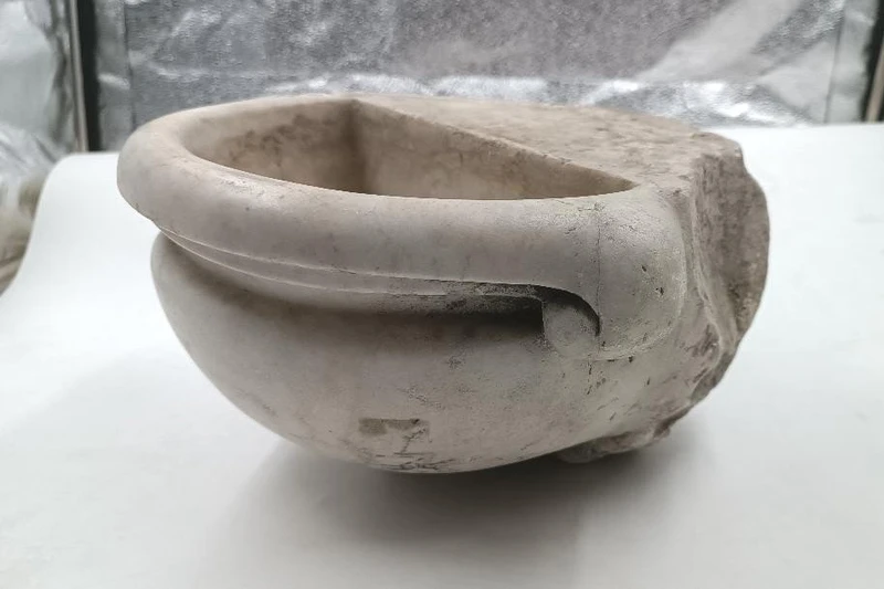 Carrara marble stoup Tuscany 17th century