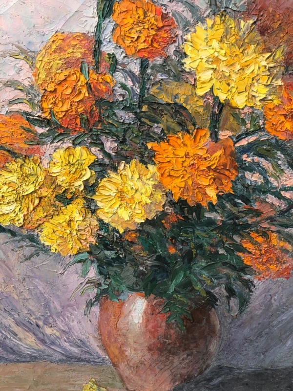 Peinture à l'huile sur toile représentant une nature morte avec un vase de fleurs. Signée. France.