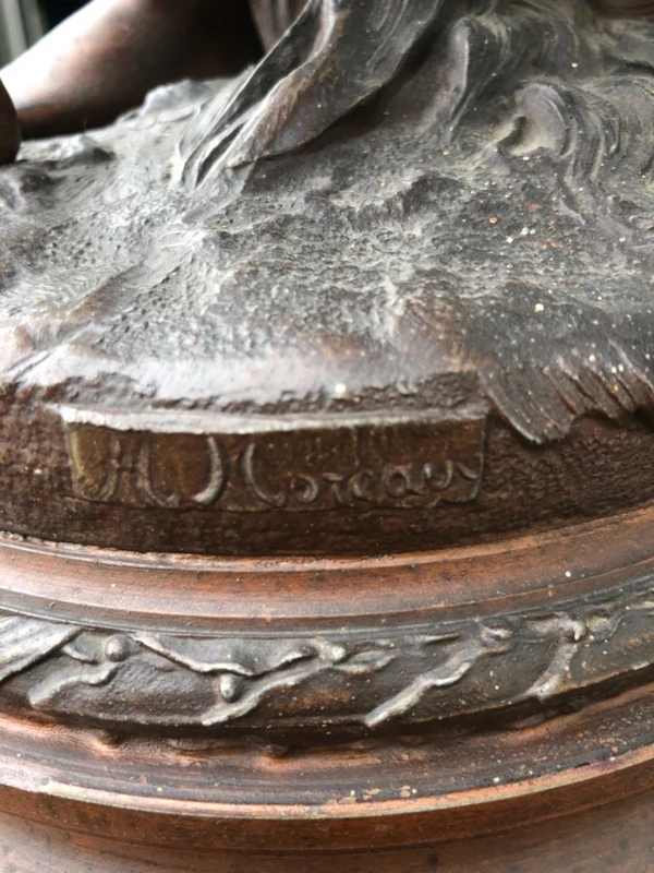 Sculpture en bronze représentant deux jeunes filles avec des oiseaux. Signée Hippolyte Moureau