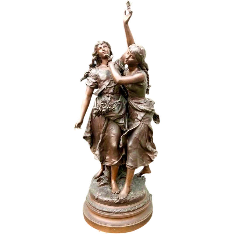 Sculpture en bronze représentant deux jeunes filles avec des oiseaux. Signée Hippolyte Moureau