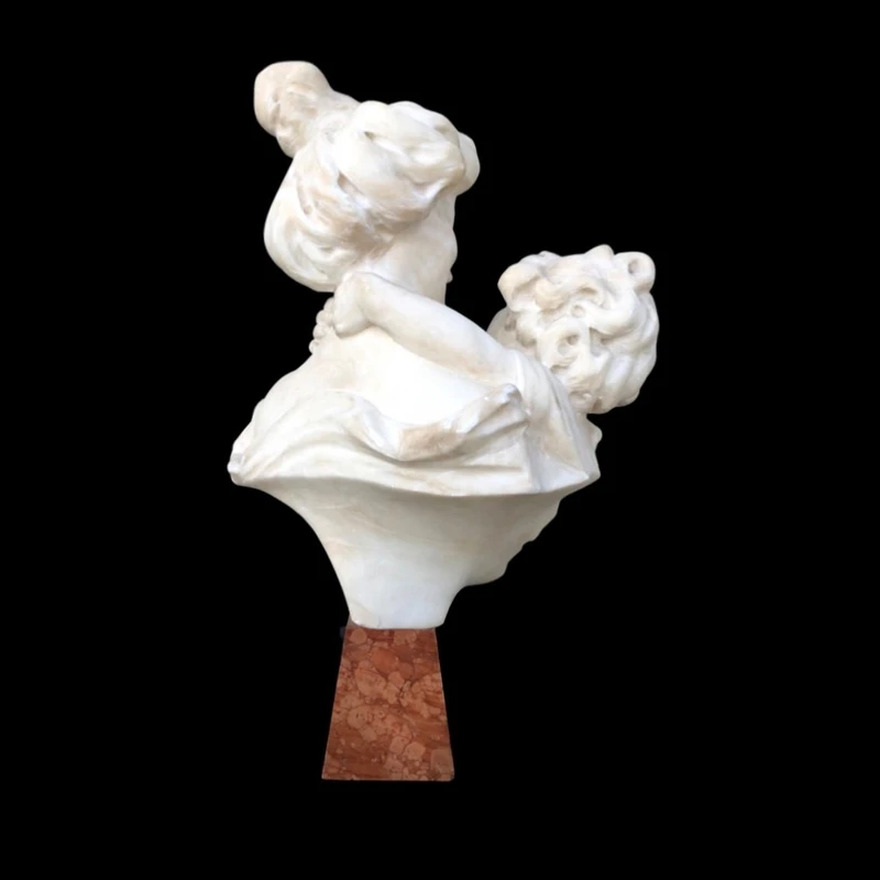 Sculpture en marbre représentant une mère avec son enfant. Signature : Adolfo Cipriani (1856-1940).