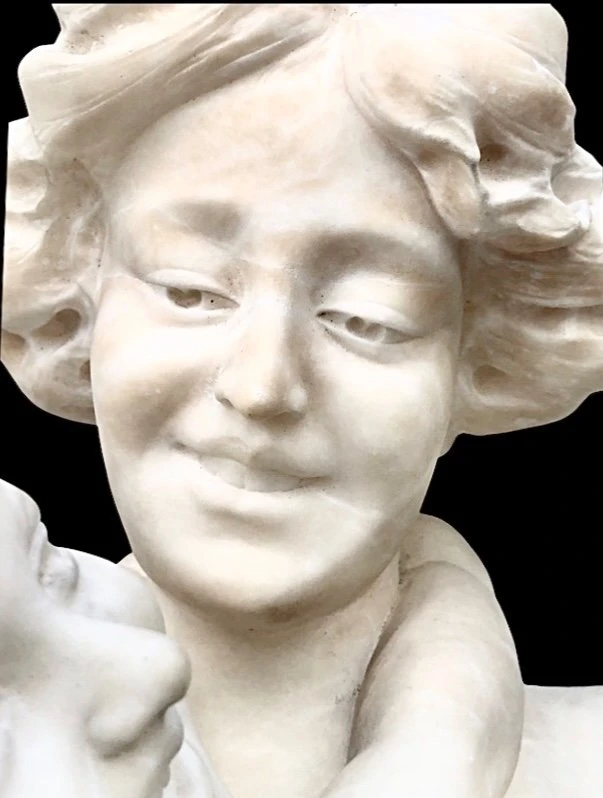 Sculpture en marbre représentant une mère avec son enfant. Signature : Adolfo Cipriani (1856-1940).