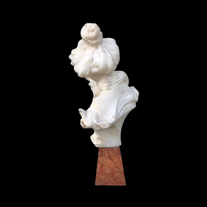 Sculpture en marbre représentant une mère avec son enfant. Signature : Adolfo Cipriani (1856-1940).