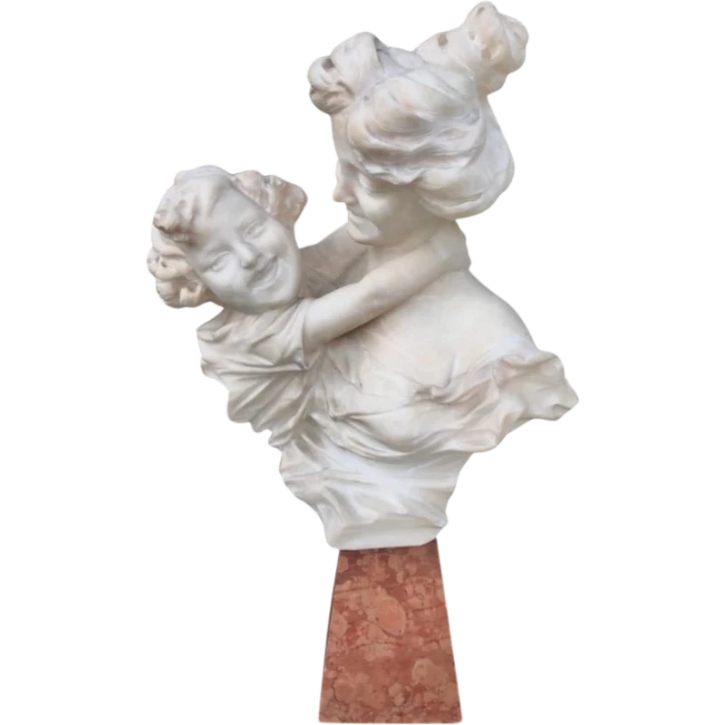 Sculpture en marbre représentant une mère avec son enfant. Signature : Adolfo Cipriani (1856-1940).