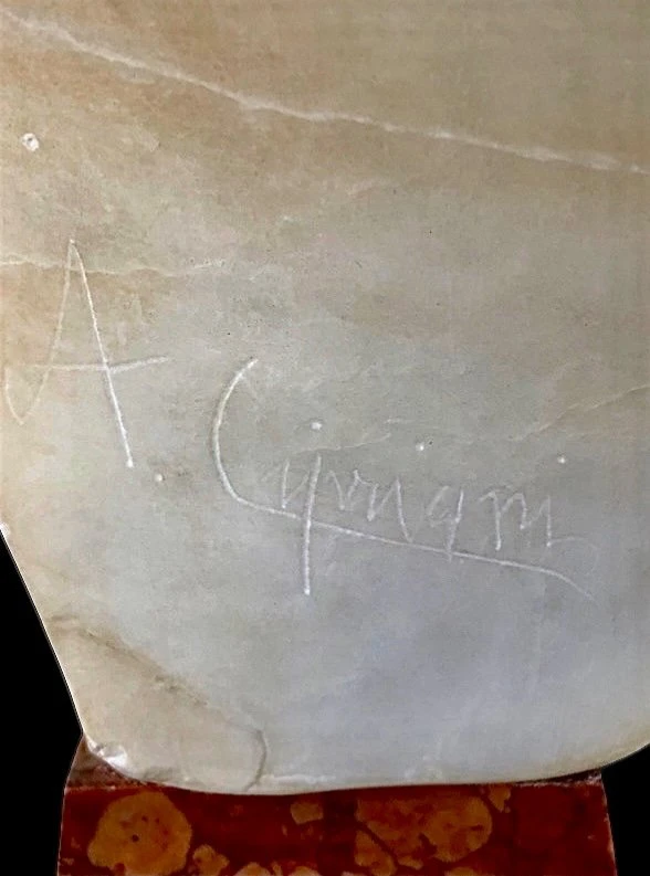 Sculpture en marbre représentant une mère avec son enfant. Signature : Adolfo Cipriani (1856-1940).