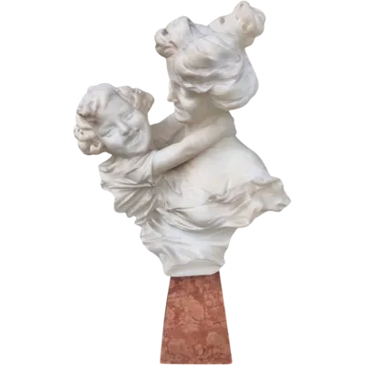 Sculpture en marbre représentant une mère avec son enfant. Signature : Adolfo Cipriani (1856-1940).