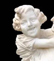 Sculpture en marbre représentant une mère avec son enfant. Signature : Adolfo Cipriani (1856-1940).