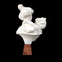 Sculpture en marbre représentant une mère avec son enfant. Signature : Adolfo Cipriani (1856-1940).