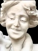 Sculpture en marbre représentant une mère avec son enfant. Signature : Adolfo Cipriani (1856-1940).