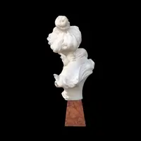 Sculpture en marbre représentant une mère avec son enfant. Signature : Adolfo Cipriani (1856-1940).