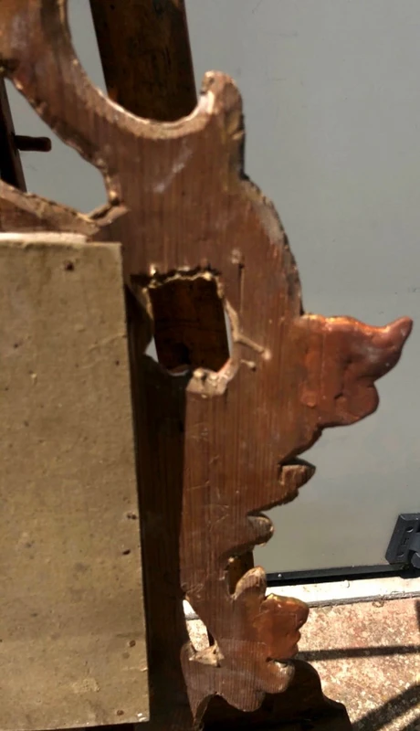 Miroir en bois sculpté avec des motifs végétaux, des motifs rocaille et des feuilles d'or. Venise.
