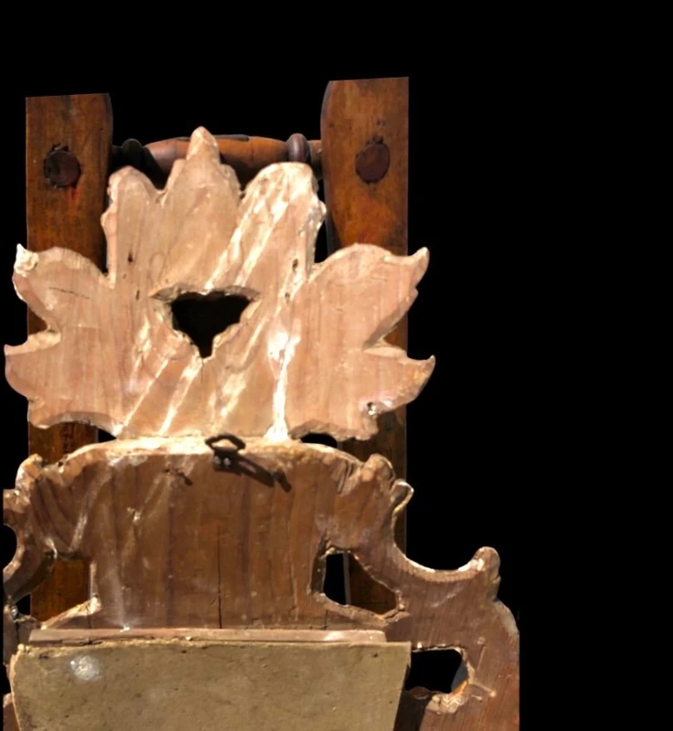 Miroir en bois sculpté avec des motifs végétaux, des motifs rocaille et des feuilles d'or. Venise.
