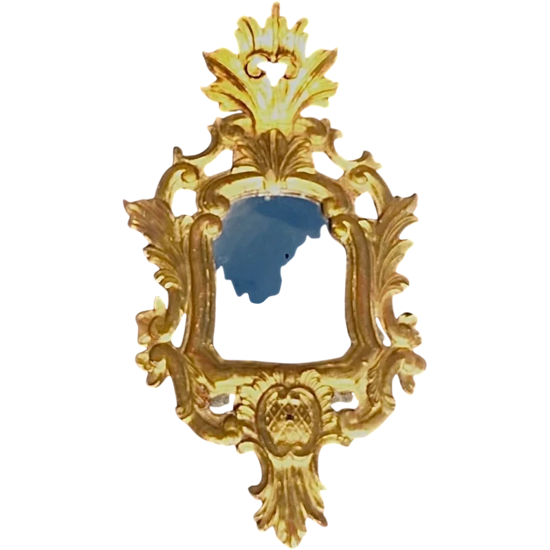 Miroir en bois sculpté avec des motifs végétaux, des motifs rocaille et des feuilles d'or. Venise.