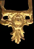 Miroir en bois sculpté avec des motifs végétaux, des motifs rocaille et des feuilles d'or. Venise.
