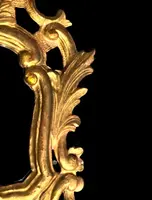Miroir en bois sculpté avec des motifs végétaux, des motifs rocaille et des feuilles d'or. Venise.