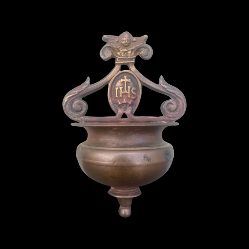 Bénitier en bronze avec cuvette à bord évasé, ornements en forme de boucles et de chérubins