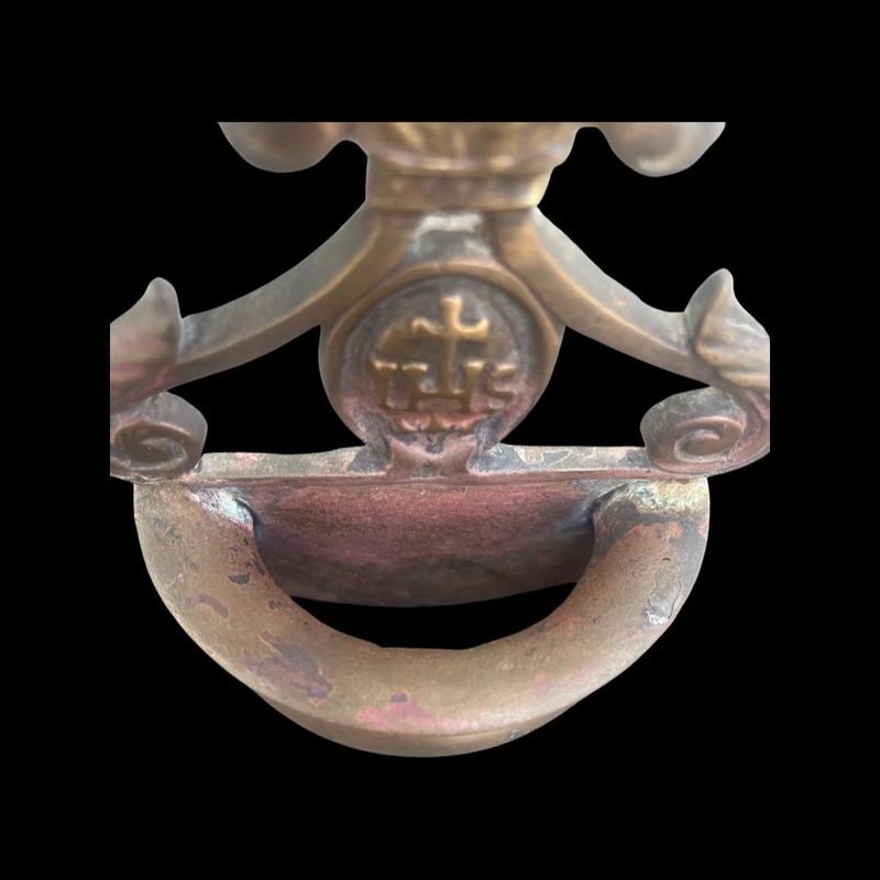 Bénitier en bronze avec cuvette à bord évasé, ornements en forme de boucles et de chérubins