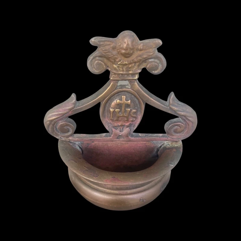 Bénitier en bronze avec cuvette à bord évasé, ornements en forme de boucles et de chérubins