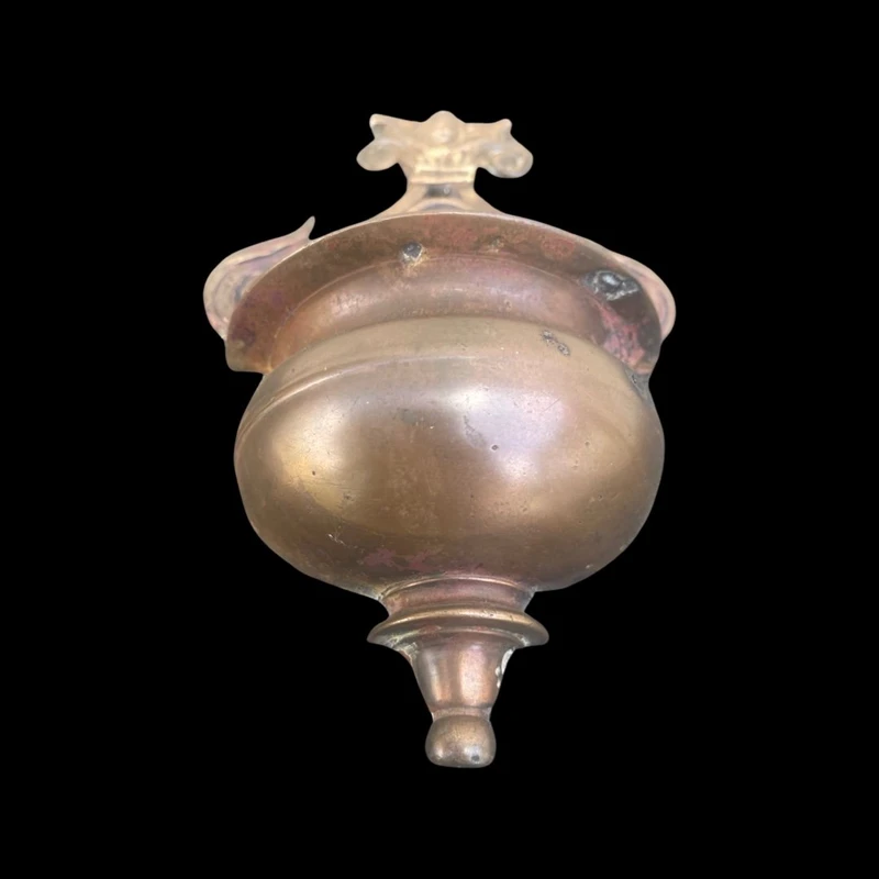 Bénitier en bronze avec cuvette à bord évasé, ornements en forme de boucles et de chérubins