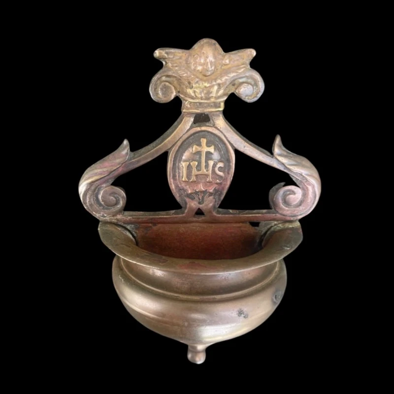 Bénitier en bronze avec cuvette à bord évasé, ornements en forme de boucles et de chérubins