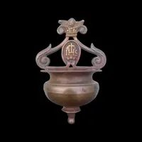 Bénitier en bronze avec cuvette à bord évasé, ornements en forme de boucles et de chérubins