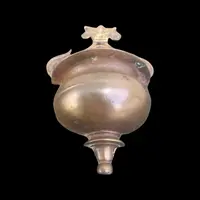 Bénitier en bronze avec cuvette à bord évasé, ornements en forme de boucles et de chérubins