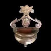 Bénitier en bronze avec cuvette à bord évasé, ornements en forme de boucles et de chérubins
