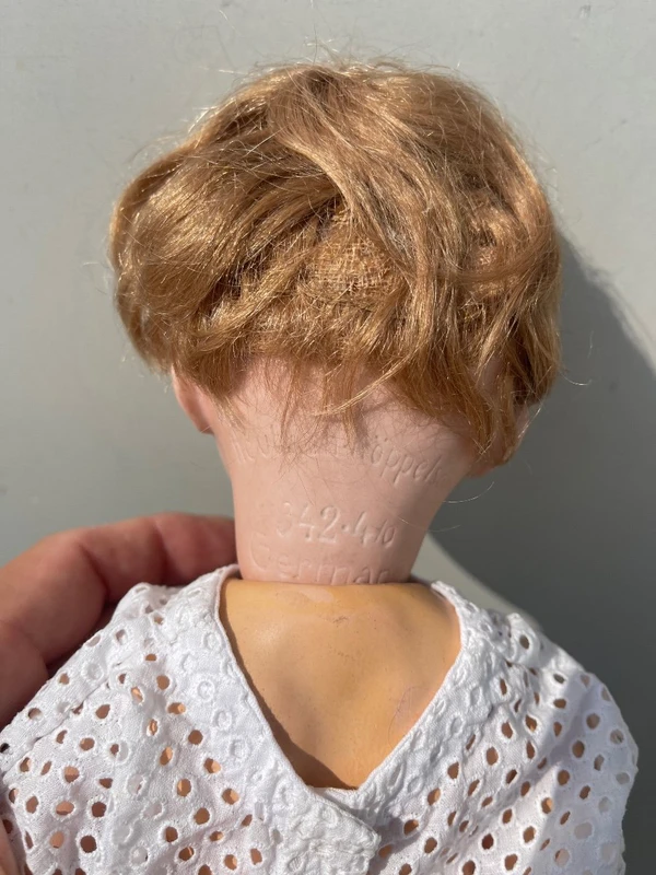 Poupée avec une tête en biscuit, des yeux mobiles et un corps en papier mâché. Signée Heuback, Allemagne.