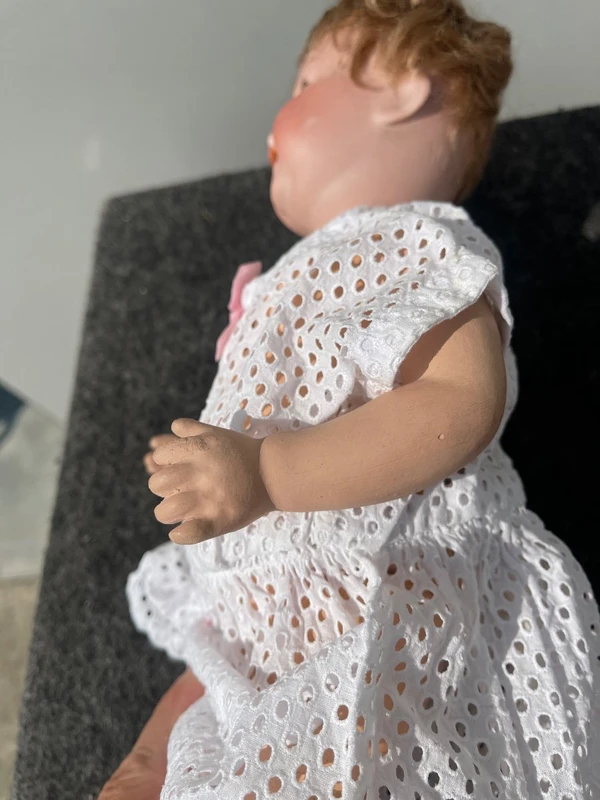 Poupée avec une tête en biscuit, des yeux mobiles et un corps en papier mâché. Signée Heuback, Allemagne.