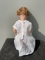 Poupée avec une tête en biscuit, des yeux mobiles et un corps en papier mâché. Signée Heuback, Allemagne.