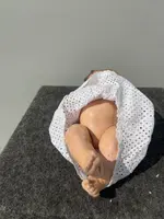 Poupée avec une tête en biscuit, des yeux mobiles et un corps en papier mâché. Signée Heuback, Allemagne.
