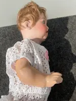 Poupée avec une tête en biscuit, des yeux mobiles et un corps en papier mâché. Signée Heuback, Allemagne.