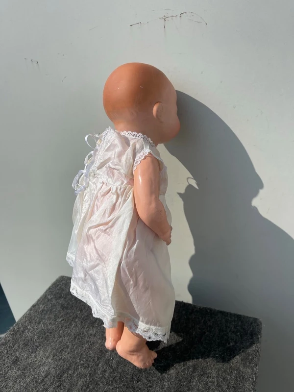 Poupée « Bebe'caractère » avec une tête en biscuit, des yeux mobiles et un corps en papier mâché.