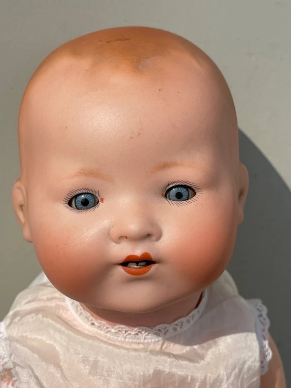 Poupée « Bebe'caractère » avec une tête en biscuit, des yeux mobiles et un corps en papier mâché.